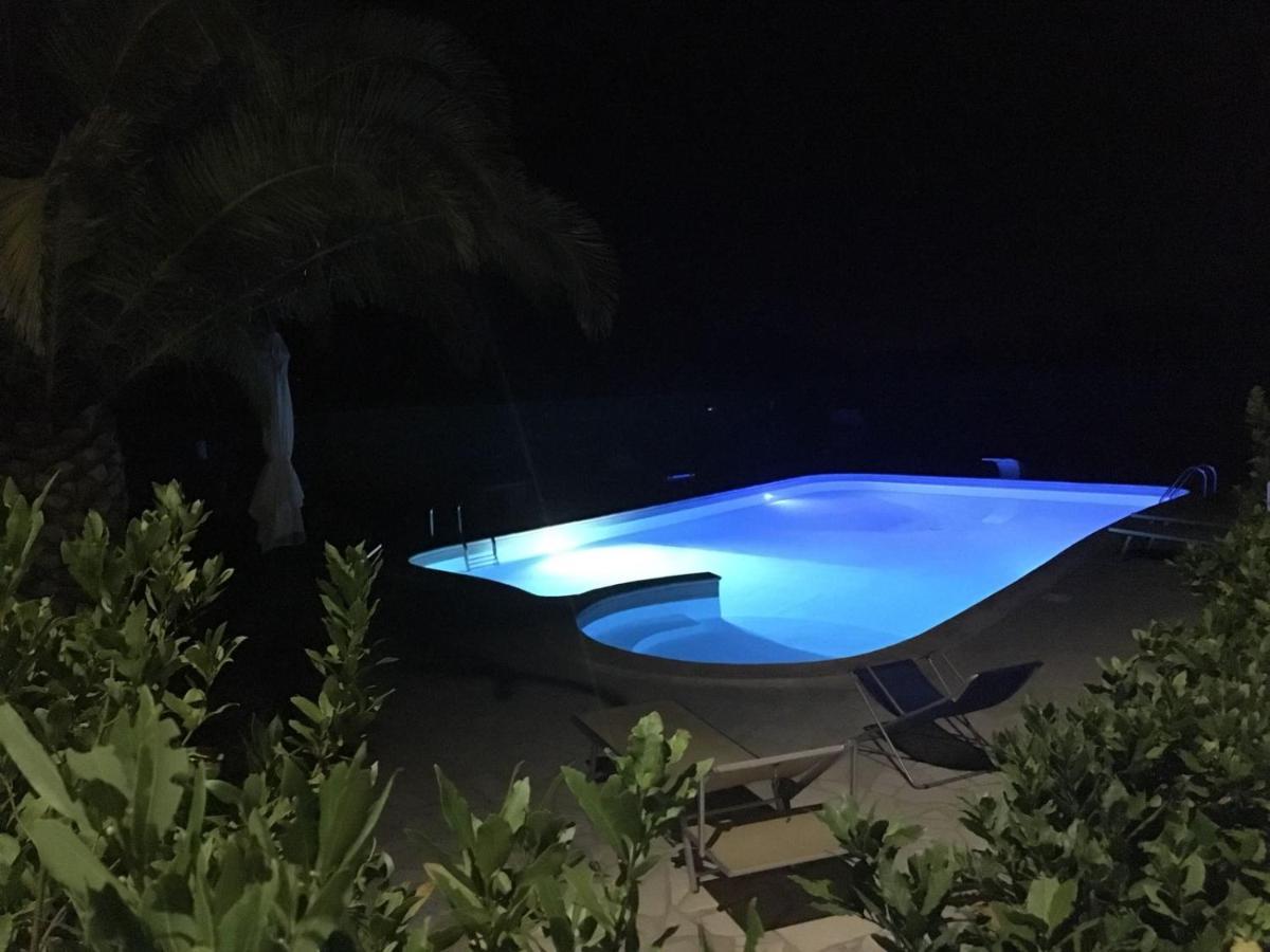 Trullo Al Monte Bed and Breakfast Ceglie Messapica Buitenkant foto